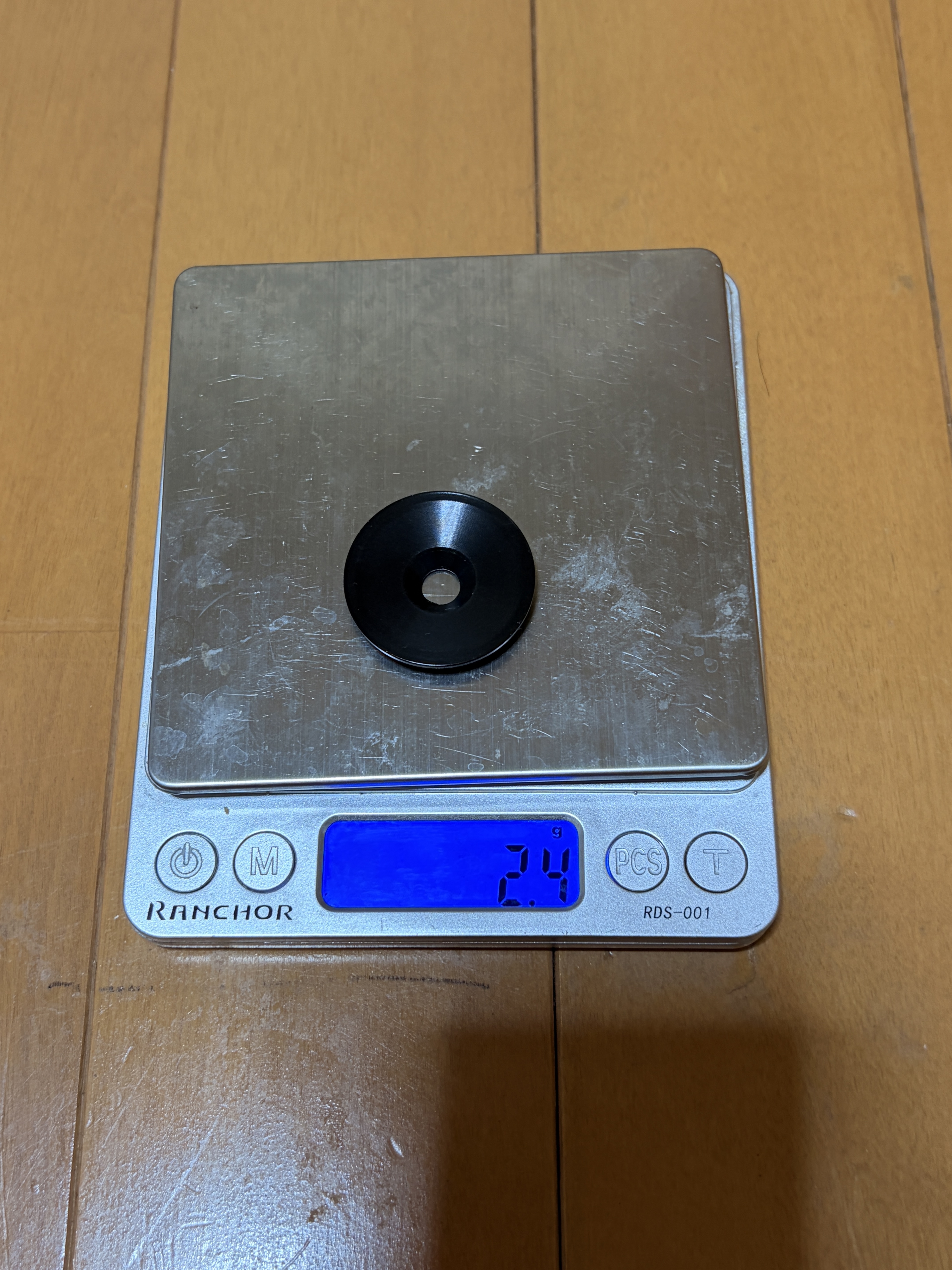 Aethos2に元から付いていた黒いステムキャップの実測重量2.4g