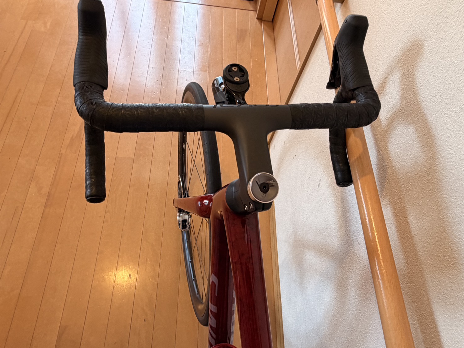 WolfTooth MK0を取り付けたAethos2のコックピットを前から見た様子