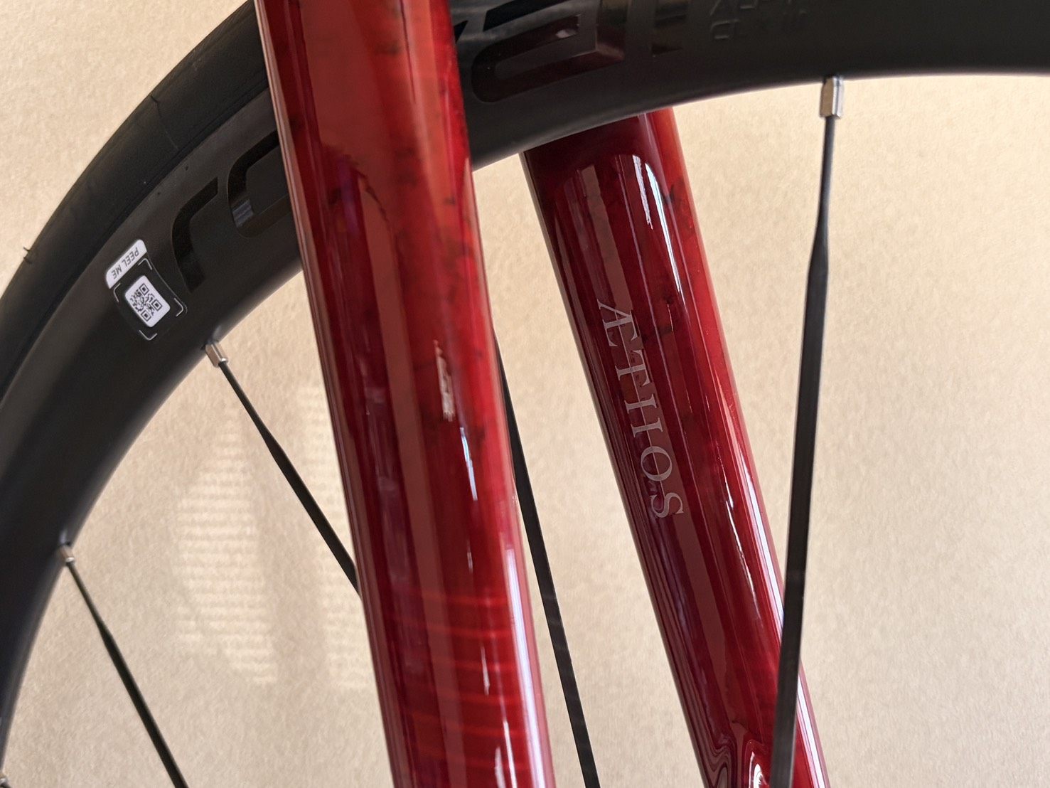 シートステーに入ったÆTHOSのロゴ