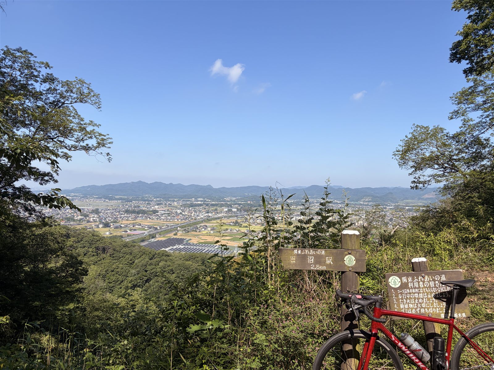 登り切った山頂から見下ろす眺望と赤いAethos2