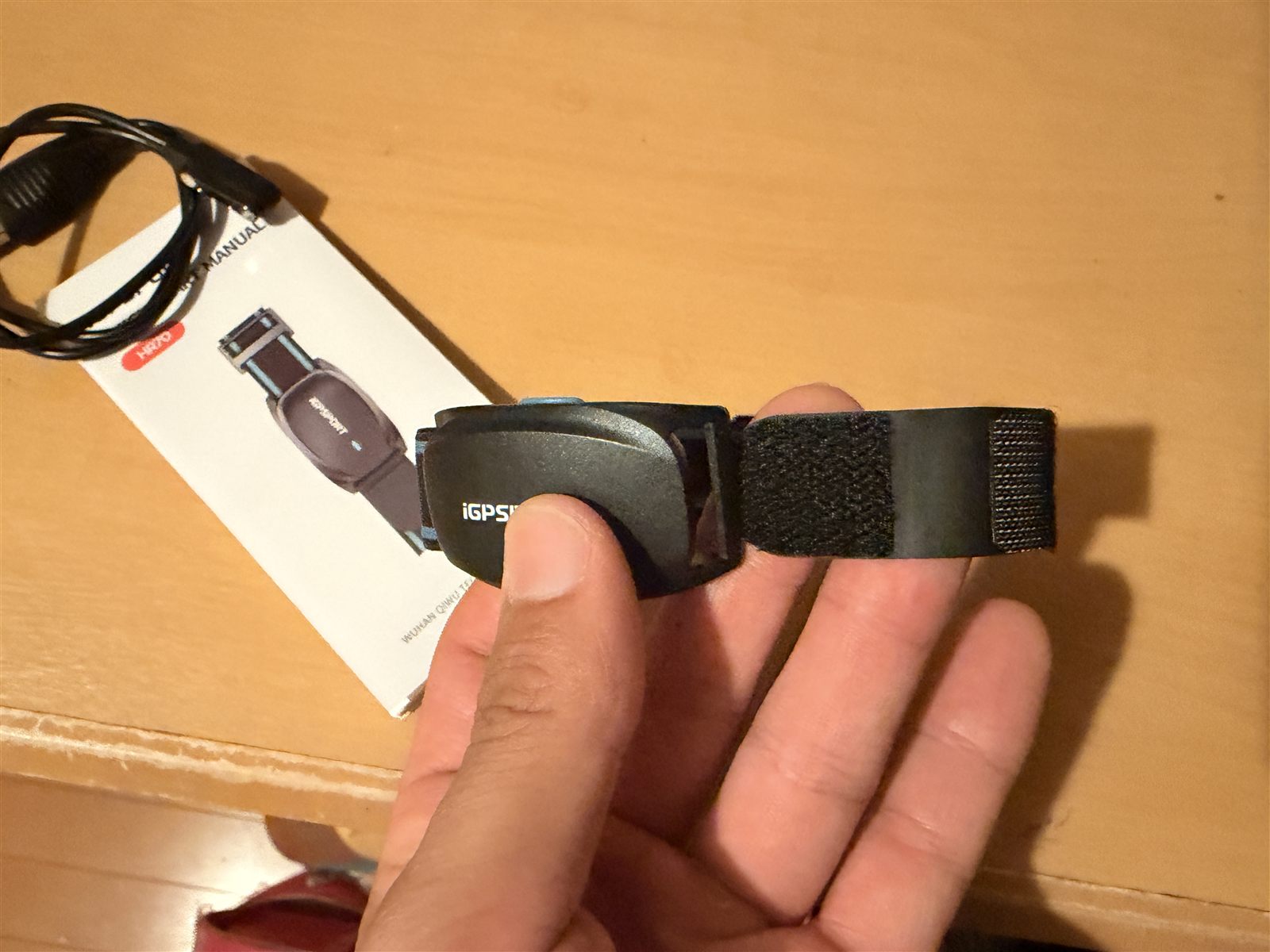 iGPSPORT HR70本体とバンド部分のアップ
