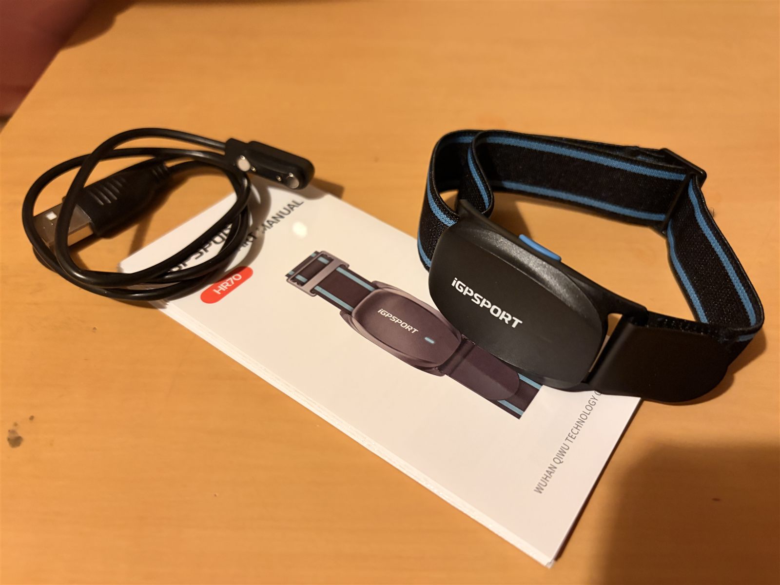 iGPSPORT HR70本体、説明書、マグネット式充電ケーブル一式