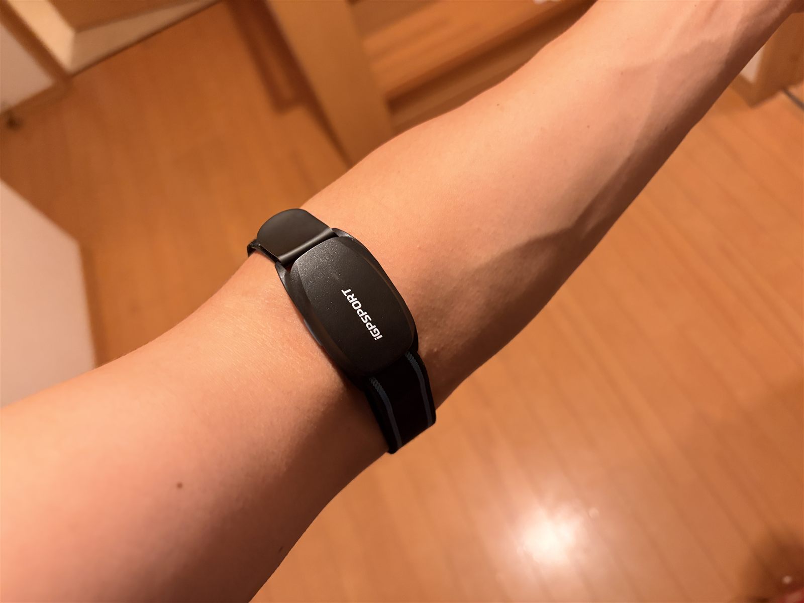 前腕に装着したiGPSPORT HR70