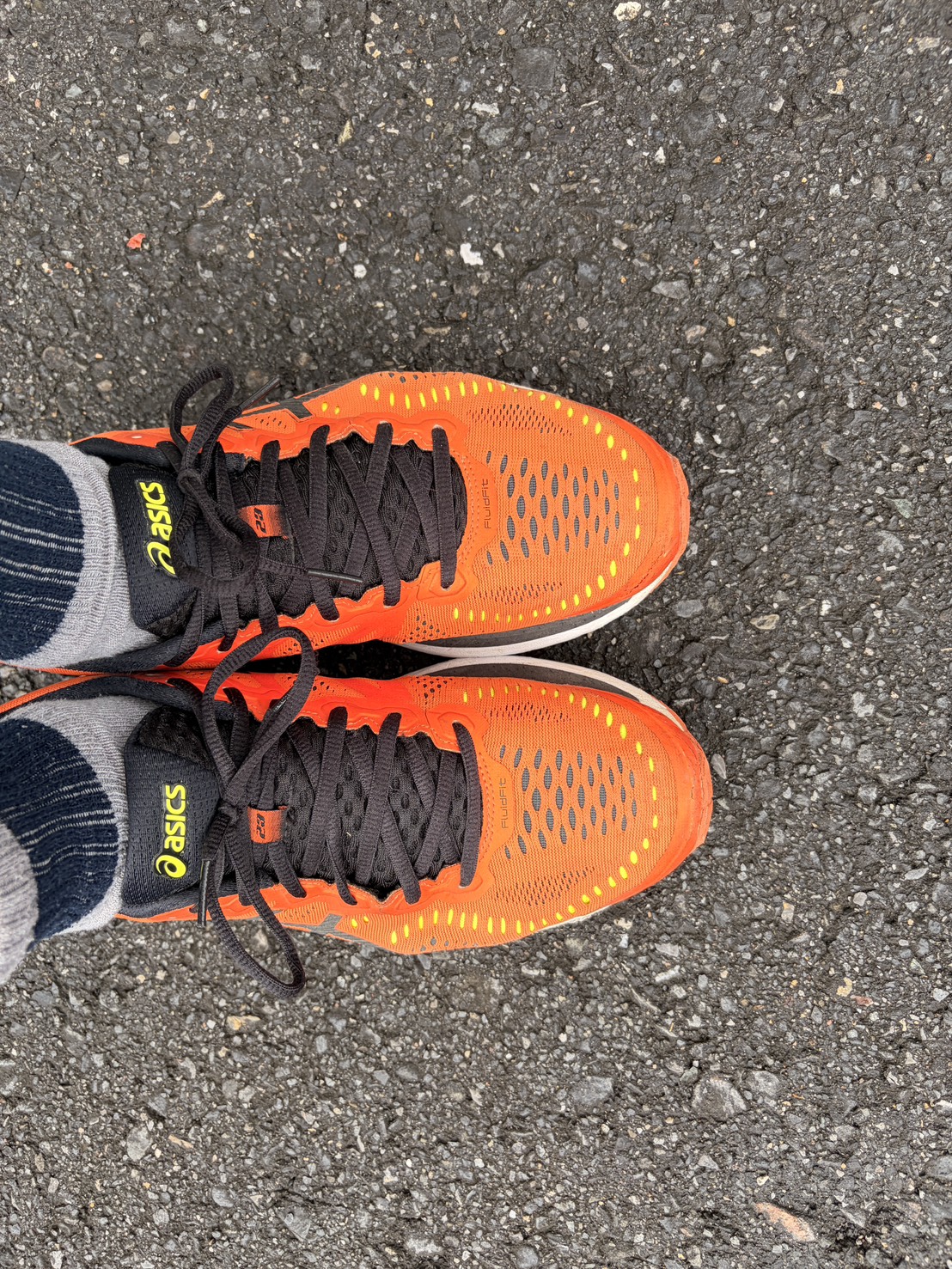 オレンジ色のASICSランニングシューズ