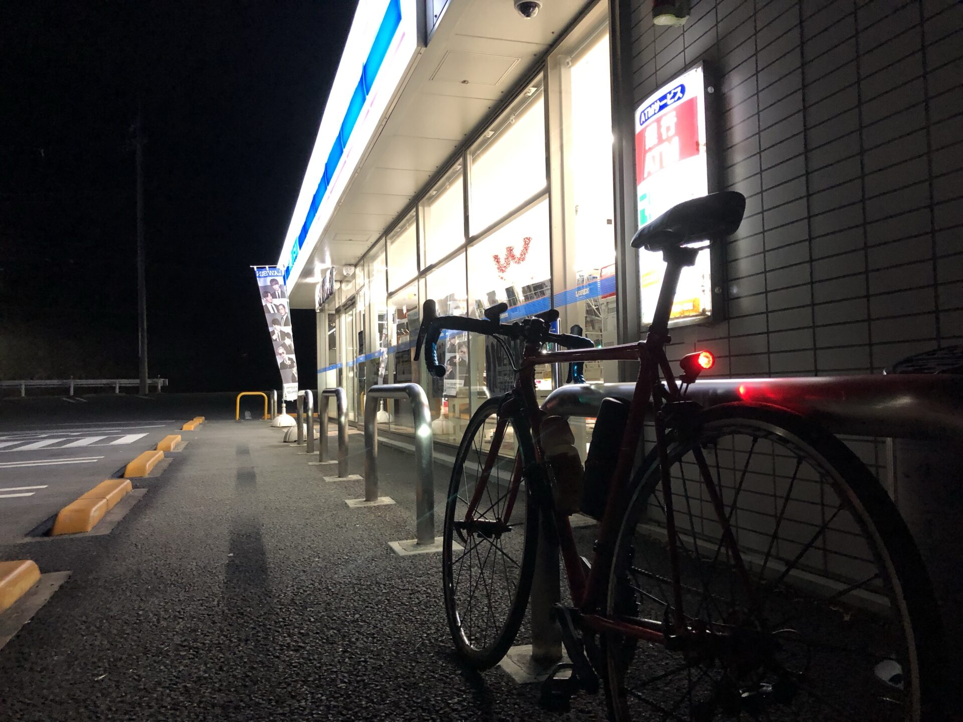 夜ライド中のロードバイク写真